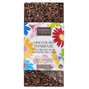 Dunkle Schokolade mit Kakaobohnen