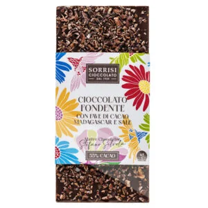 Dunkle Schokolade mit Kakaobohnen